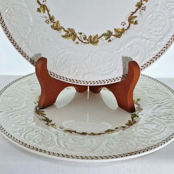 2 Wedgwood Golden Ivy Dinner Plates 10.5" Laurel Rim raised relief England - Picture 3 of 14